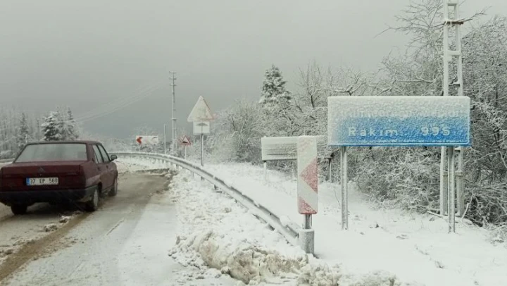 Kar yağışı sürücüleri zorluyor