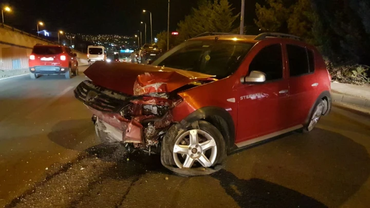 Karabük'te aydınlatma direğine çarpan cip metrelerce sürüklendi: 1 Yaralı