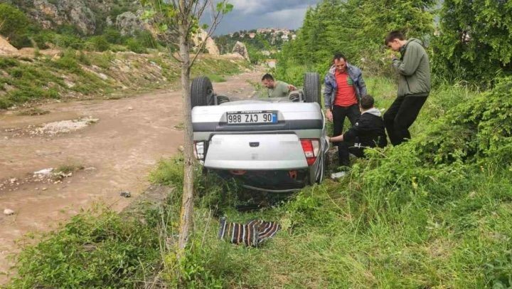 Karabük'te Otomobil Dere Kenarına Devrildi: 5 Kişi Yaralandı