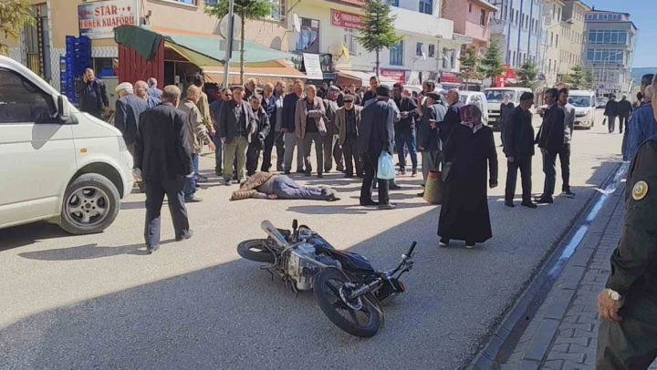 Karabük'te Motosiklet Yayaya Çarptı: 2 Yaralı