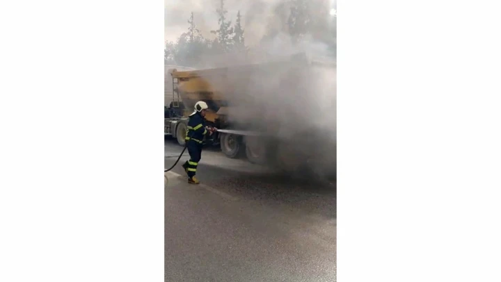 Karabük'te seyir halindeki kamyonun lastiği alev aldı