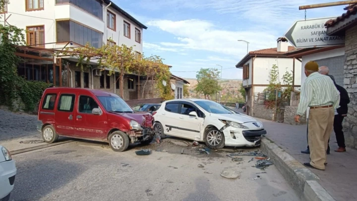 Karabük'te trafik kazası : 2 yaralı