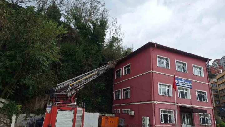 Karakolun Çatısına Devrilen Ağaç Kaldırıldı