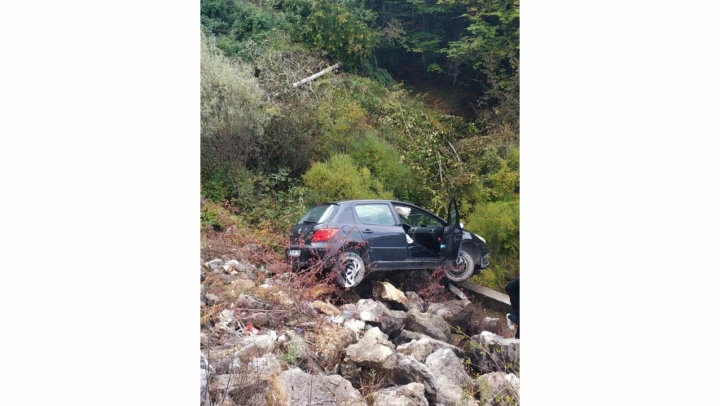 Karşı şeride geçip şarampole uçtu: 1 yaralı