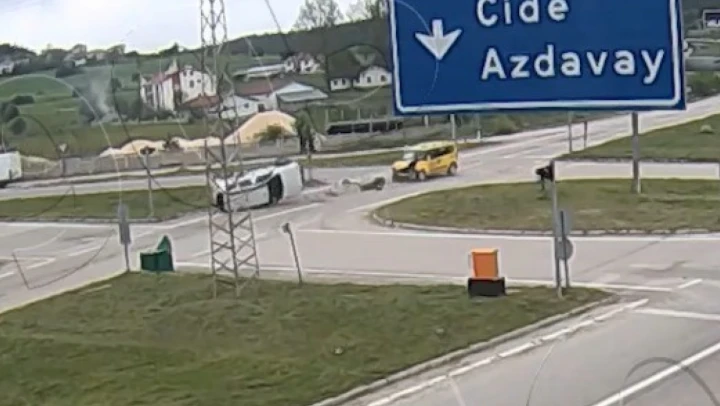 Karşıya geçmeyi beklerken, üzerinden araç geçti