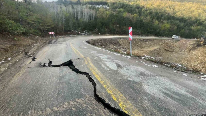 Kastamonu'da Heyelan Sebebiyle Yol Çöktü