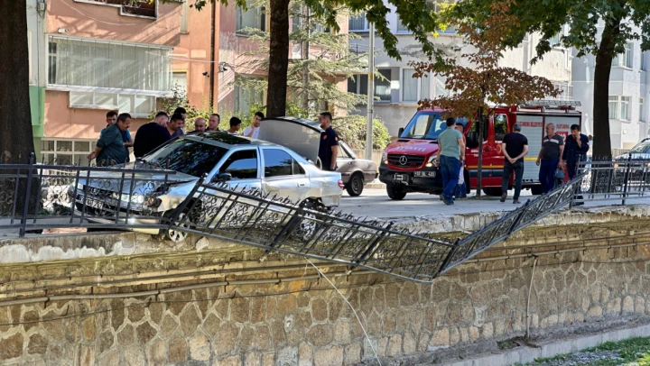 Kastamonu'da kaza, korkuluklara asılı kaldı