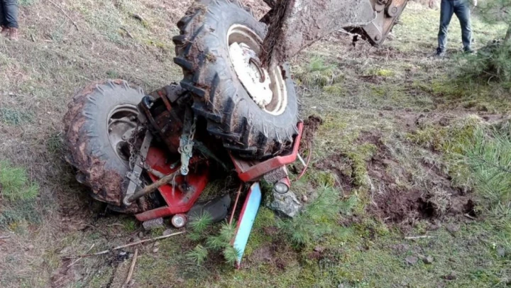 Kastamonu İhsangazi'de devrilen traktörün sürücüsü yaralandı