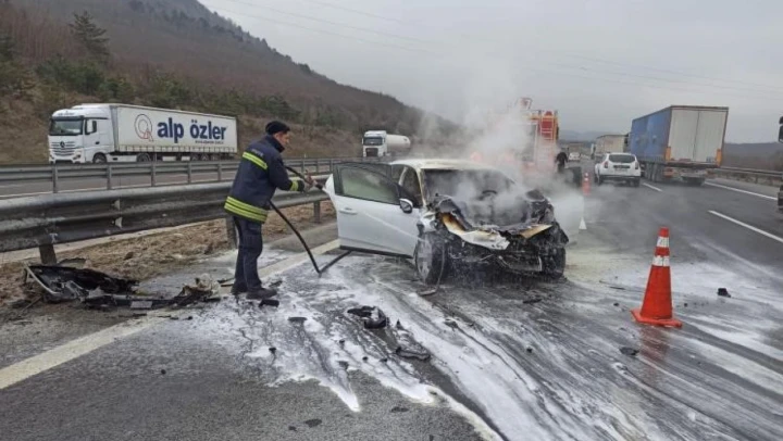 Kaza Yapan Otomobil Alev Alev Yandı