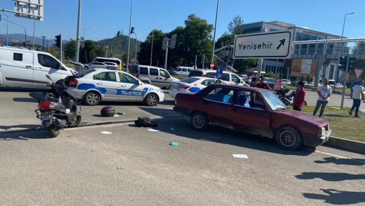 Kırmızı ışıkta durmadı, motosiklete çarptı