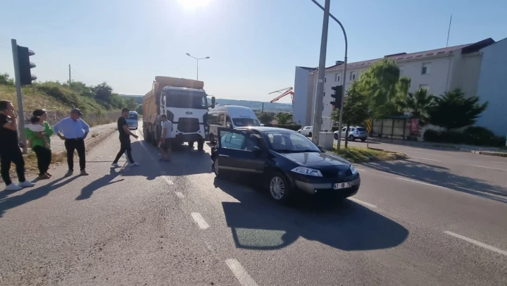 Kırmızı ışıkta otomobile çarptı: 1 yaralı