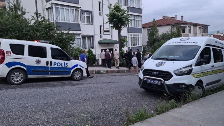 Kız kardeşinin evinde 3 gün sonra ölü bulundu