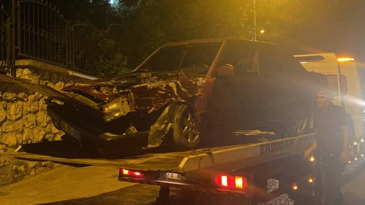 Kontrolden çıkan otomobil aydınlatma direğine çarptı: 1 yaralı