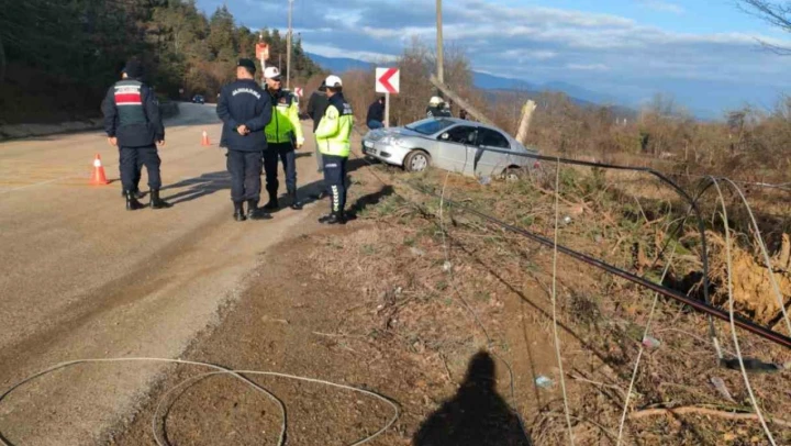 Kontrolden Çıkan Otomobil Elektrik Direğini Devirdi