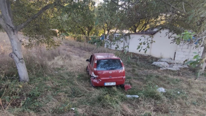 Kontrolden çıkan otomobil tarlaya girdi: 2 yaralı