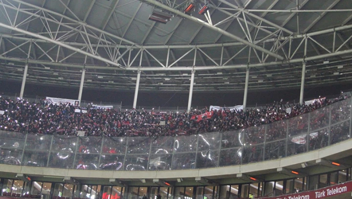 KSK taraftar TT Arena'yı inletti