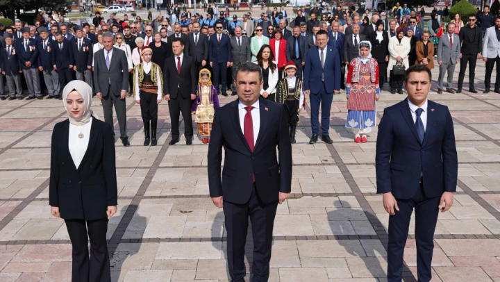 Kutlamalar Çelenk Sunumuyla Başladı