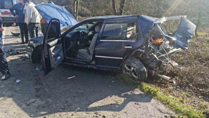 Otomobile Kamyonet Çarptı: 3 Yaralı