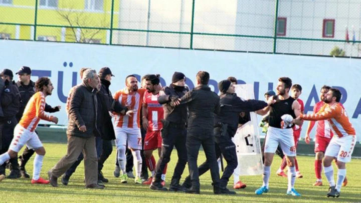 Maçta olmayan antrenöre rapor tutuldu
