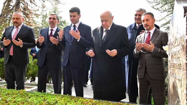 MHP lideri Bahçeli, Alparslan Türkeş'in kabrini ziyaret etti