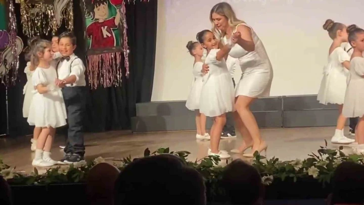 Sahnede Ayakkabısı Çıkınca İmdadına Öğretmeni Yetişti
