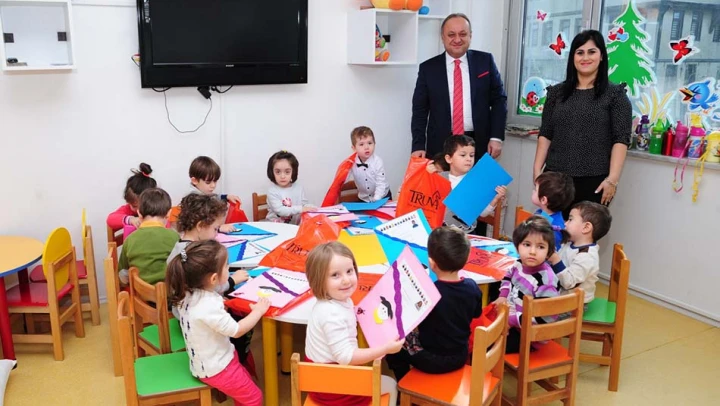 Miniklere karnelerini Babaş dağıttı
