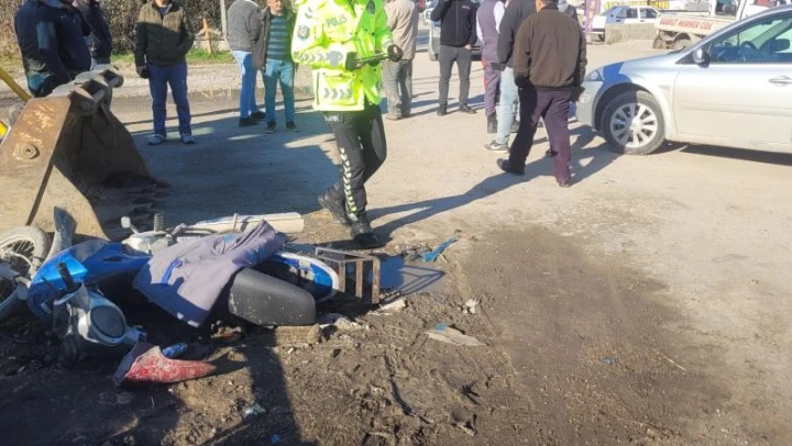 Motosiklet ile otomobil çarpıştı
