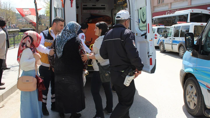 Motosiklet sürücüsü otomobilin altına girdi