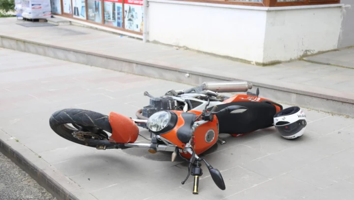Motosikletli sürücü metrelerce sürüklendi