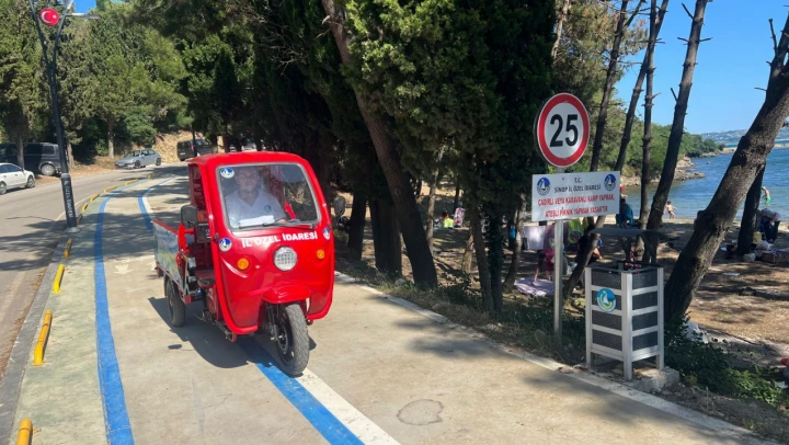Motosikletli temizlik ekibi görev başında