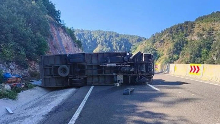 Nakliye kamyonu yan yattı: 3 yaralı