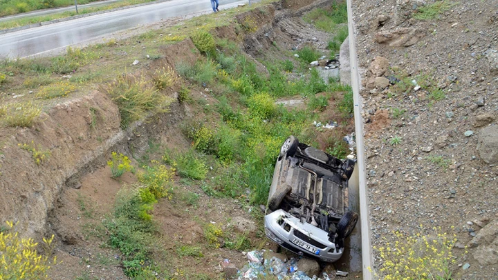 Otomobil 20 metre yükseklikten kanala uçtu
