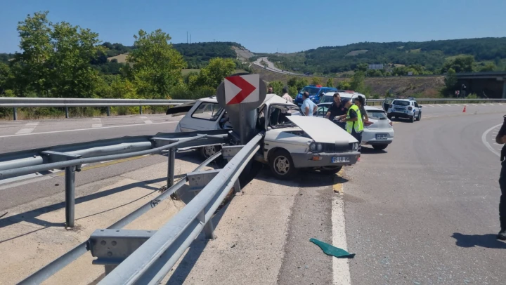 Otomobil bariyere saplandı, sürücü hayatını kaybetti
