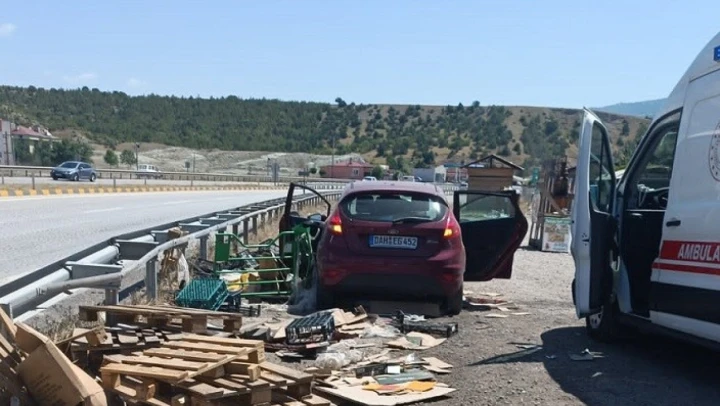 Otomobil bariyerlere çarptı: 2 yaralı
