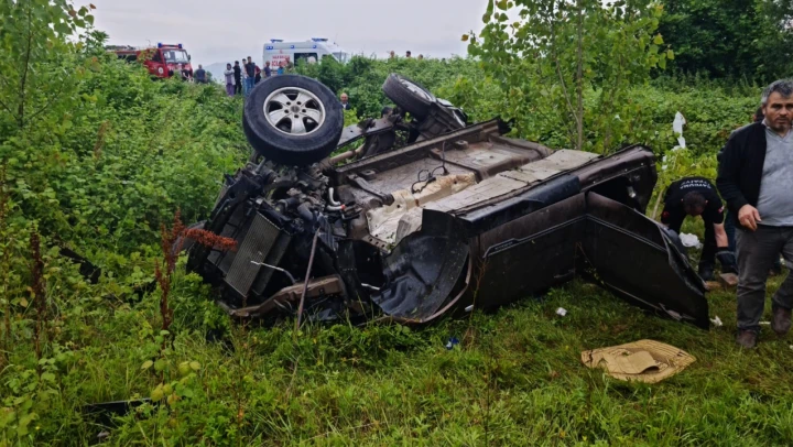 Otomobil tarlaya uçtu: 1'i ağır 3 yaralı
