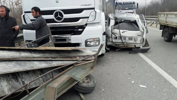 Otomobil TIR'ın altına girdi 1 yaralı