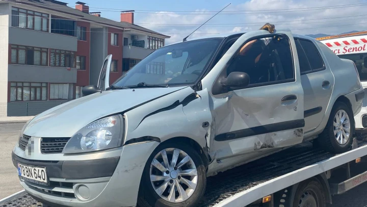 Otomobil toprak yığınına çarptı