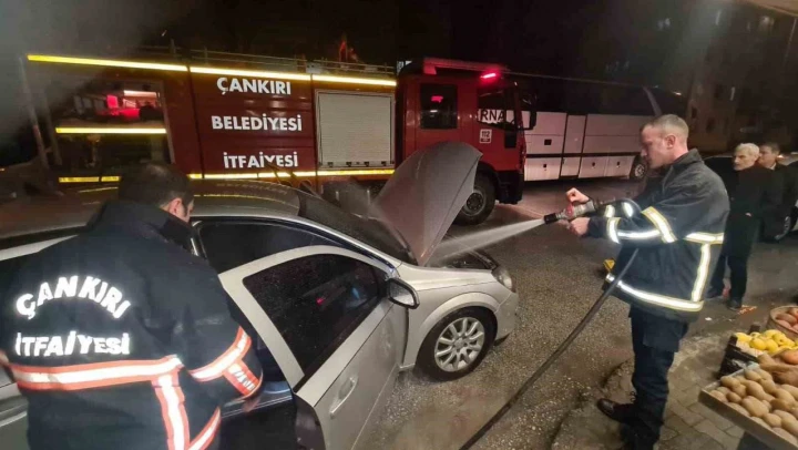 Otomobilde Çıkan Yangını İtfaiye Ekipleri Söndürdü