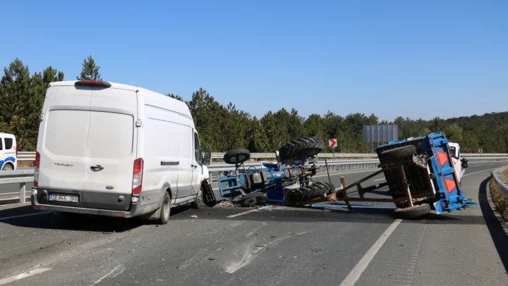Panelvan ile traktör çarpıştı: 2 yaralı