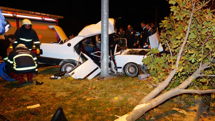 Paramparça olan otomobilden sağ çıktılar