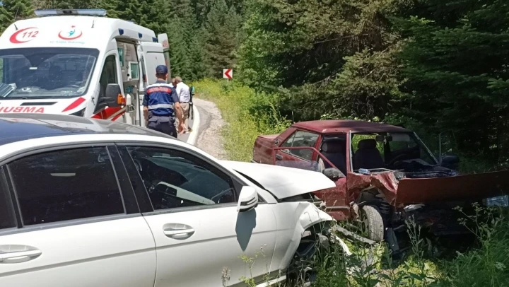 Park halindeki araç kazaya sebep oldu: 2 yaralı