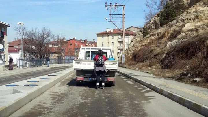 Patenli genç kızdan tehlikeli yolculuk