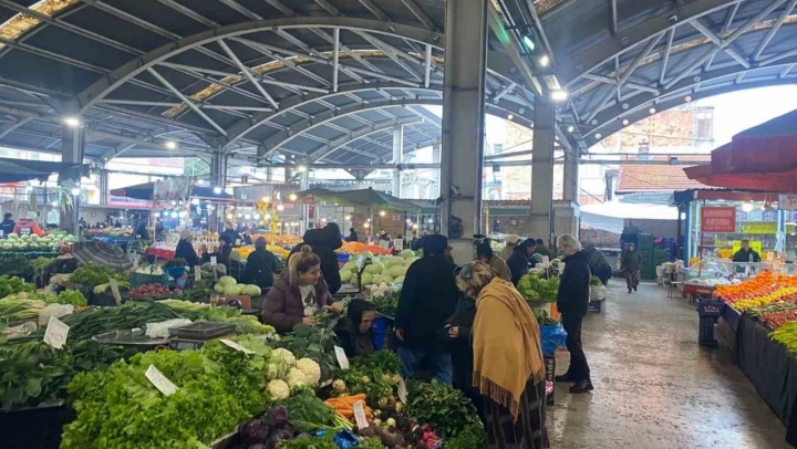 Pazarda Fiyatlar Düştü, Vatandaş Yoğun İlgi Gösterdi