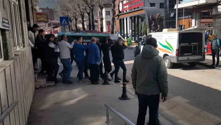 Sahte Alkolden Zehirlenen Kişi Yaşamını Yitirdi