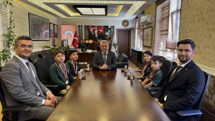 Şampiyon Öncesi Belediye Başkanını Ziyaret Ettiler