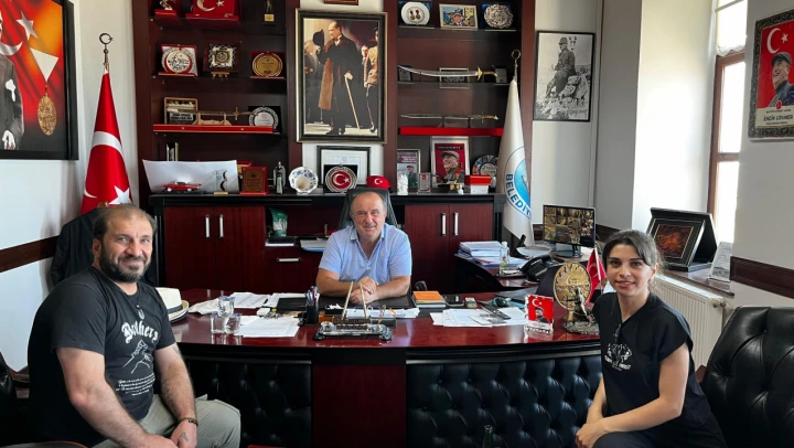 Sanatçı Mor Narpın'dan İnebolu Belediye Başkanı Uzuner'e Ziyaret