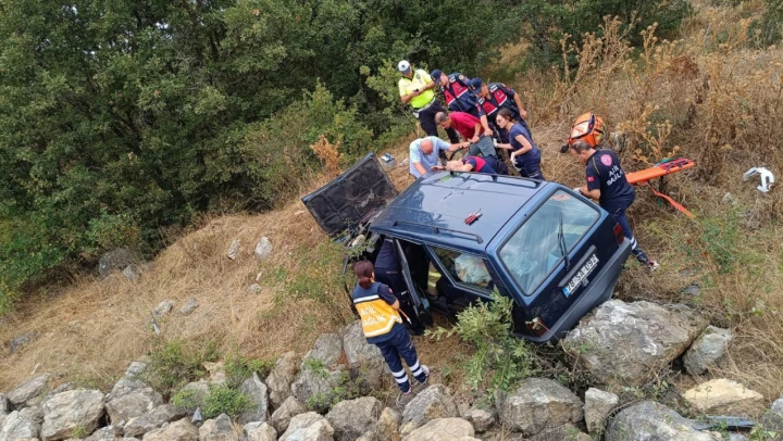 Şarampole uçan otomobildeki 2 kişi yaralandı