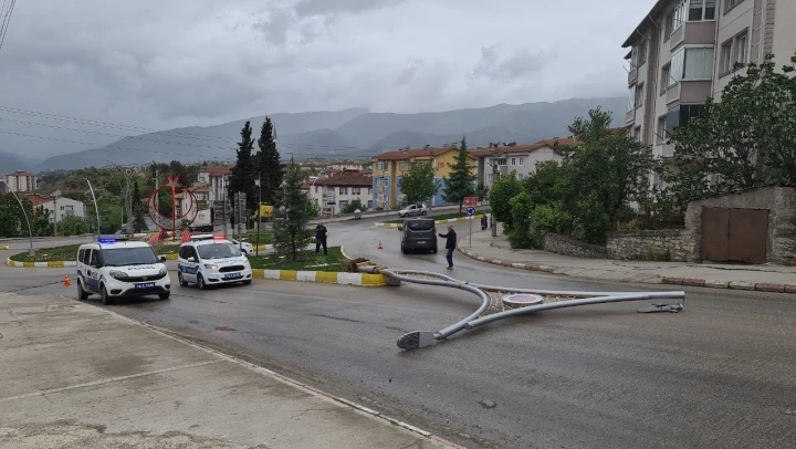 Aydınlatma Direkleri Fırtınaya Dayanamadı