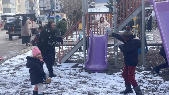 Şehir Beyaza Büründü, Çocuklar Karın Tadını Doyasıya Çıkardı