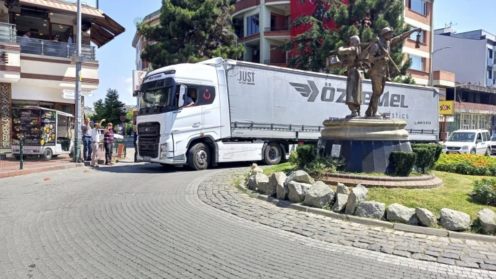 Şehir merkezine giren tır trafiği felç etti